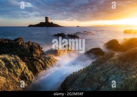 FRANKREICH. VAR (83) CAP DRAMONT. BLICK AUF DIE GOLDENE INSEL Stockfoto