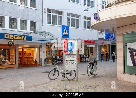 BIELEFELD, DEUTSCHLAND. 12. JUNI 2021. Blick auf die kleine deutsche Straße mit Geschäften Stockfoto