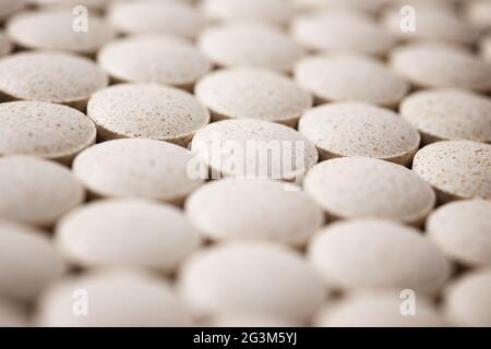 Nahaufnahme einiger Pillen aufgereiht. Stockfoto