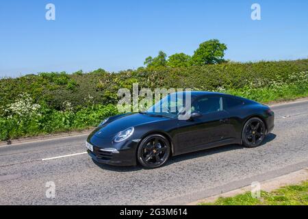 2013 schwarzer Porsche 911 Carrera S-A 3436cc Benziner-Coupé auf dem Weg zur Capesthorne Hall classic May Car Show, Ceshire, UK Stockfoto