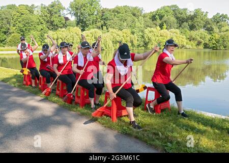 Chinesische amerikanische Tänzerin im mittleren Alter, die Künstler aufführt, probt eine Ruderübung in einem Park in Flushing, Queens, New York City Stockfoto