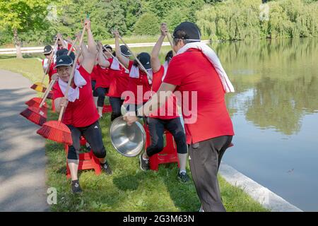 Chinesische amerikanische Tänzerin im mittleren Alter, die Künstler aufführt, probt eine Ruderübung in einem Park in Flushing, Queens, New York City Stockfoto