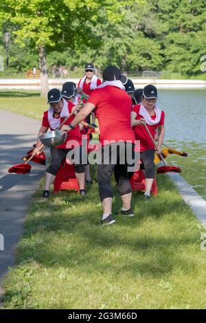 Chinesische amerikanische Tänzerin im mittleren Alter, die Künstler aufführt, probt eine Ruderübung in einem Park in Flushing, Queens, New York City Stockfoto