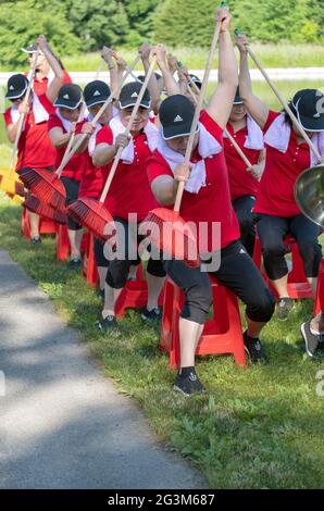 Chinesische amerikanische Tänzerin im mittleren Alter, die Künstler aufführt, probt eine Ruderübung in einem Park in Flushing, Queens, New York City Stockfoto