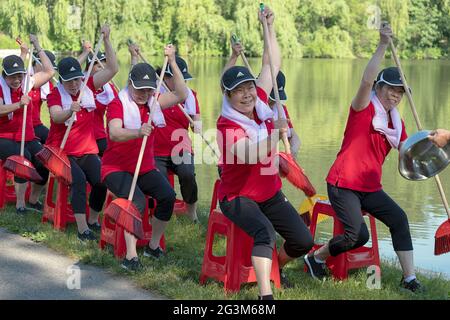 Chinesische amerikanische Tänzerin im mittleren Alter, die Künstler aufführt, probt eine Ruderübung in einem Park in Flushing, Queens, New York City Stockfoto