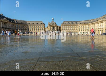 FRANKREICH, GIRONDE (33), BORDEAUX, DER WASSERSPIEGEL UND DER PLACE DE LA BOURSE Stockfoto