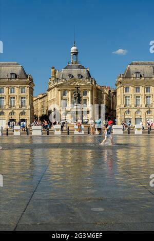 FRANKREICH, GIRONDE (33), BORDEAUX, DER WASSERSPIEGEL UND DER PLACE DE LA BOURSE Stockfoto