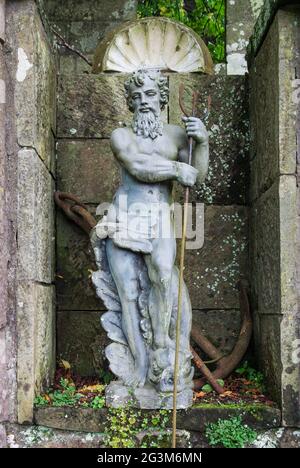 Klassische Statue, nach Neptun modelliert, im Italienischen Garten, k Chilingham Castle, Northumberland, Großbritannien Stockfoto