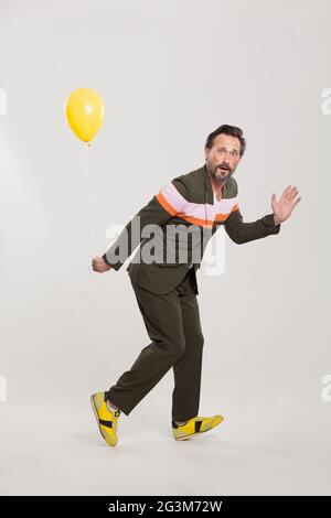 Glückliche Menschen mit Gelben Ballon Stockfoto