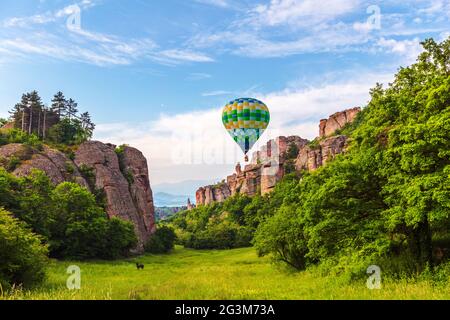 Die Belogradchik Felsen sind eine Gruppe von seltsam geformten Sandstein- und Konglomeratgesteinsformationen, die sich an den westlichen Hängen des Balkangebirges befinden Stockfoto