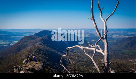 Panoramablick von der Spitze der melbourne victorias Cathedral Ranges mit Blick auf den Cooks Mill Campingplatz Stockfoto