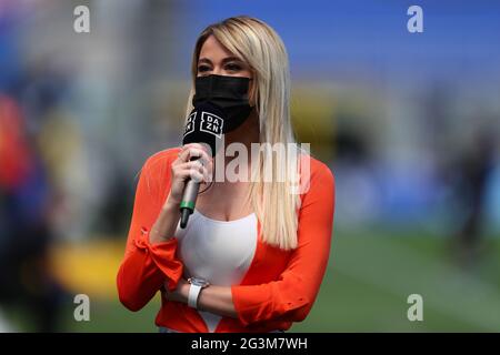 Diletta Leotta of , die Anchatorin der DAZN-Sendungen, schaut während des Serie-A-Spiels zwischen dem FC Internazionale und Udinese Calcio nach. FC Internazionale gewinnt 5-1 gegen Udinese Calcio. Stockfoto