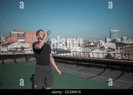 Sportliche Menschen Trinkwasser nach dem Workout. Stockfoto