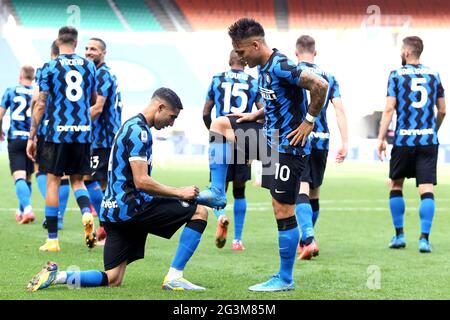 Lautaro Martinez vom FC Internazionale (R) feiert mit seinem Teamkollegen Achraf Hakimi (L) ein Spiel zwischen FC Internazionale und Udinese Calcio mit einem Tor in der Serie A. FC Internazionale gewinnt 5-1 gegen Udinese Calcio. Stockfoto