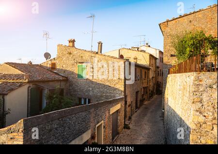 Volterra, Toskana, Italien. August 2020. Die charakteristischen Gassen des historischen Dorfes. Straßen und Häuser aus Stein haben einen mittelalterlichen Geschmack, die Stockfoto