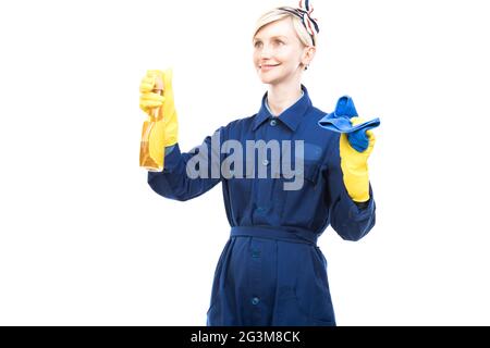 Horizontale Medium Porträt der erfolgreichen schönen kaukasischen Frau, die in der Reinigung Service tragen einheitliche halten Reinigungsprodukte Stockfoto