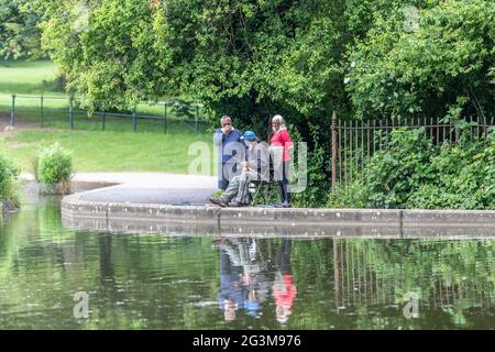 Northampton, Großbritannien. 17. Juni 2021 Menschen genießen die kühlere Morgenluft im Abington Park nach dem nächtlichen Regen Credit: Keith J Smith./Alamy Live News Stockfoto