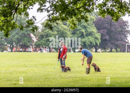 Northampton, Großbritannien. 17. Juni 2021 Menschen genießen die kühlere Morgenluft im Abington Park nach dem nächtlichen Regen Credit: Keith J Smith./Alamy Live News Stockfoto