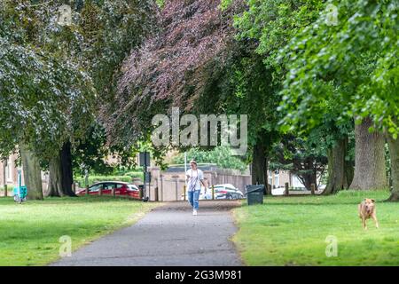 Northampton, Großbritannien. 17. Juni 2021 Menschen genießen die kühlere Morgenluft im Abington Park nach dem nächtlichen Regen Credit: Keith J Smith./Alamy Live News Stockfoto