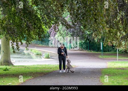 Northampton, Großbritannien. 17. Juni 2021 Menschen genießen die kühlere Morgenluft im Abington Park nach dem nächtlichen Regen Credit: Keith J Smith./Alamy Live News Stockfoto