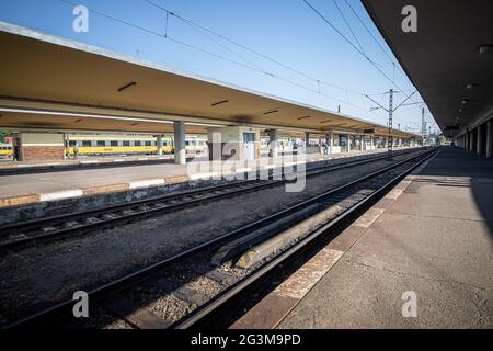 Alte Bahnsteige in der Station Praha-Smichov vor dem Wiederaufbau, in Prag, Tschechische Republik, 7. Juni 2021. (CTK Photo/Martin Macak Gregor) Stockfoto