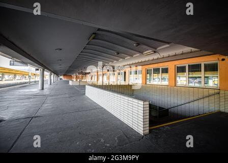 Alte Bahnsteige in der Station Praha-Smichov vor dem Wiederaufbau, in Prag, Tschechische Republik, 7. Juni 2021. (CTK Photo/Martin Macak Gregor) Stockfoto