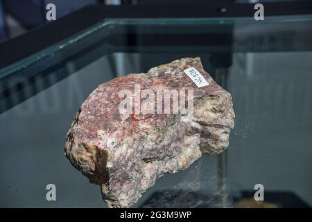 Makromineralisches Steinmetallgold in Quarz, Natives Gold auf Quarz aus dem Norden Thailands. Stockfoto