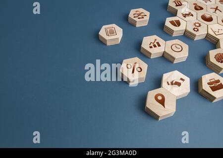 Holzfiguren mit Geschäftsmerkmalen. Komponenten für den Aufbau eines erfolgreichen Unternehmens und die berufliche Weiterentwicklung. Verwaltung. Verbesserung des Investitionsklimamat Stockfoto