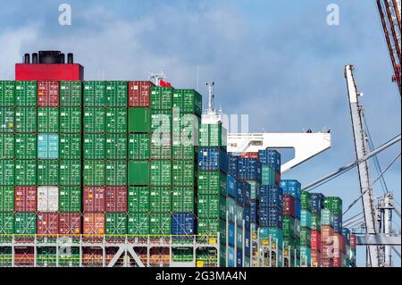 Gestapelte Container auf dem Containerschiff CMA CGM Bougainville im Hafen von Southampton - März 2016 Stockfoto