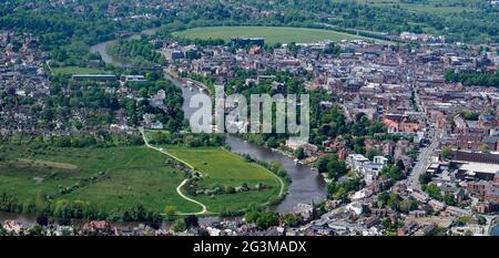 Eine Luftaufnahme von Chester und dem Fluss Dee, Nordwestengland, Großbritannien Stockfoto