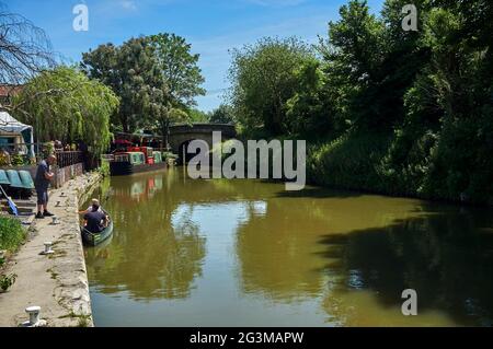 Boote, die auf dem Kennet & Avon Kanal in Bradford upon Avon, Südwestengland, Großbritannien, festgemacht wurden Stockfoto