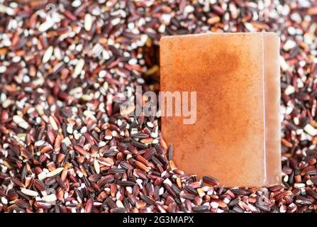 Natürliche handgemachte Seife, Seife aus Reis Stockfoto