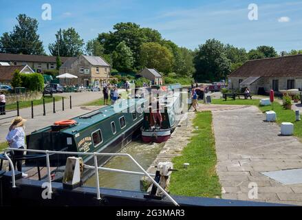 Kanalleben auf dem Kennet & Avon Kanal, einer Schleuse bei Bradford upon Avon, Südwestengland, Großbritannien Stockfoto