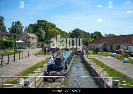 Kanalleben auf dem Kennet & Avon Kanal, einer Schleuse bei Bradford upon Avon, Südwestengland, Großbritannien Stockfoto