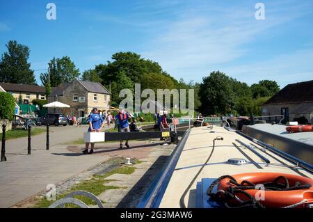 Kanalleben auf dem Kennet & Avon Kanal, einer Schleuse bei Bradford upon Avon, Südwestengland, Großbritannien Stockfoto