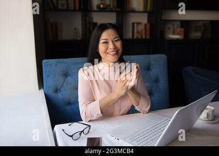Der schöne junge geschäftsfrau mit Laptop Stockfoto