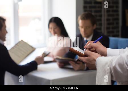 Geschäftsleute beim Mittagessen in Luxus Restaurant Stockfoto