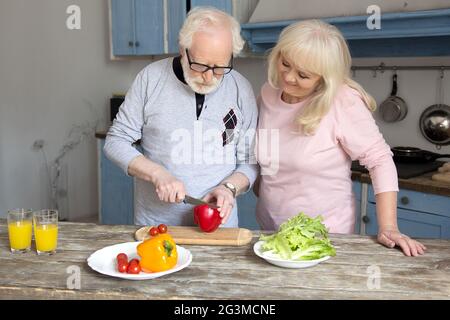Senior Paar kochen zusammen. Stockfoto