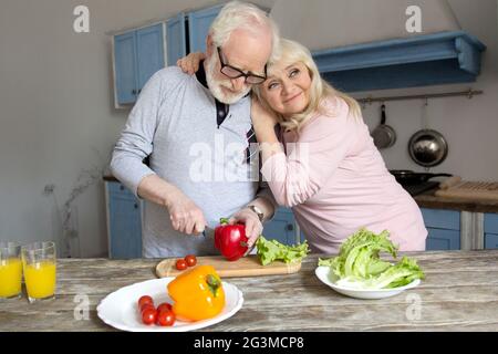 Senior Paar kochen zusammen. Stockfoto