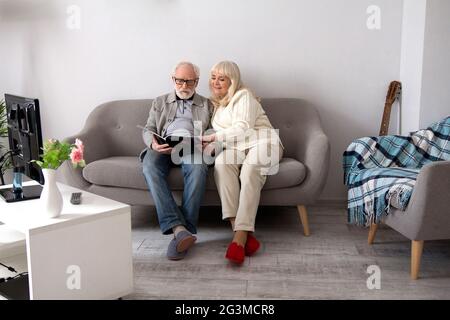 Ältere Paare lesen auf der Couch. Stockfoto