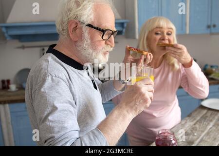 Ältere Paare Spaß in der Küche. Stockfoto