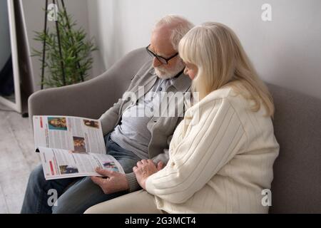 Ältere Paare lesen auf der Couch. Stockfoto