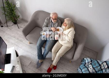 Im Alter von Paar Kaffee auf der Couch. Stockfoto