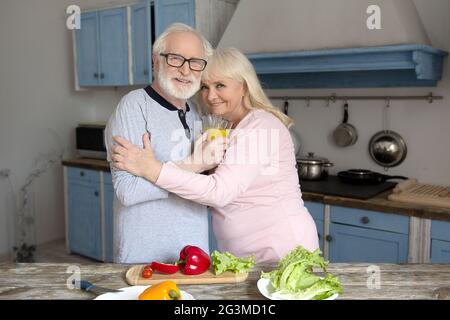 Senior Paar kochen zusammen. Stockfoto