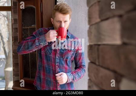 Attraktiver Mann, der Kaffee trinkt. Stockfoto
