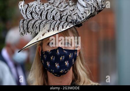 Rennfahrer kommen mit Gesichtsbezügen vor dem dritten Tag von Royal Ascot auf der Rennbahn Ascot an. Bilddatum: Donnerstag, 17. Juni 2021. Stockfoto