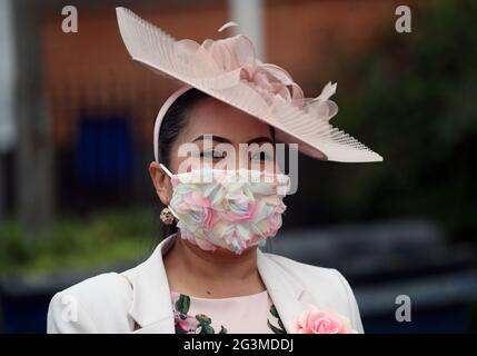 Rennfahrer kommen mit Gesichtsbezügen vor dem dritten Tag von Royal Ascot auf der Rennbahn Ascot an. Bilddatum: Donnerstag, 17. Juni 2021. Stockfoto