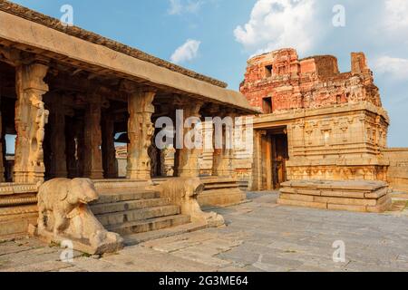 Krishna-Tempel und Gopura-Turm. Hampi, Karnataka, Indien Stockfoto