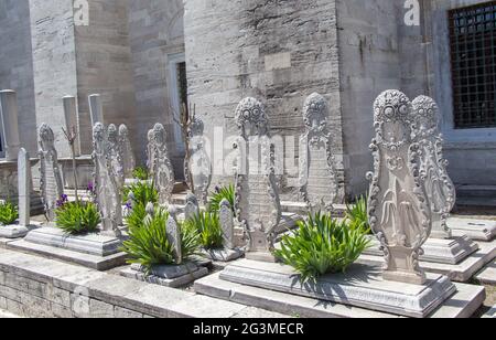 Alte Steine auf den Gräbern in Istanbul Stockfoto