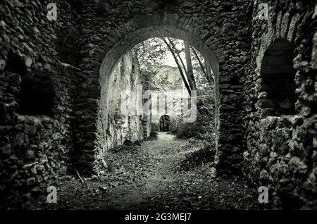 Die Ruinen von Schloss Rauheinstein in Österreich. Horror Hintergrund mit geheimnisvoller Atmosphäre gruselige mittelalterliche Stimmung mit historischer Architektur. Stockfoto